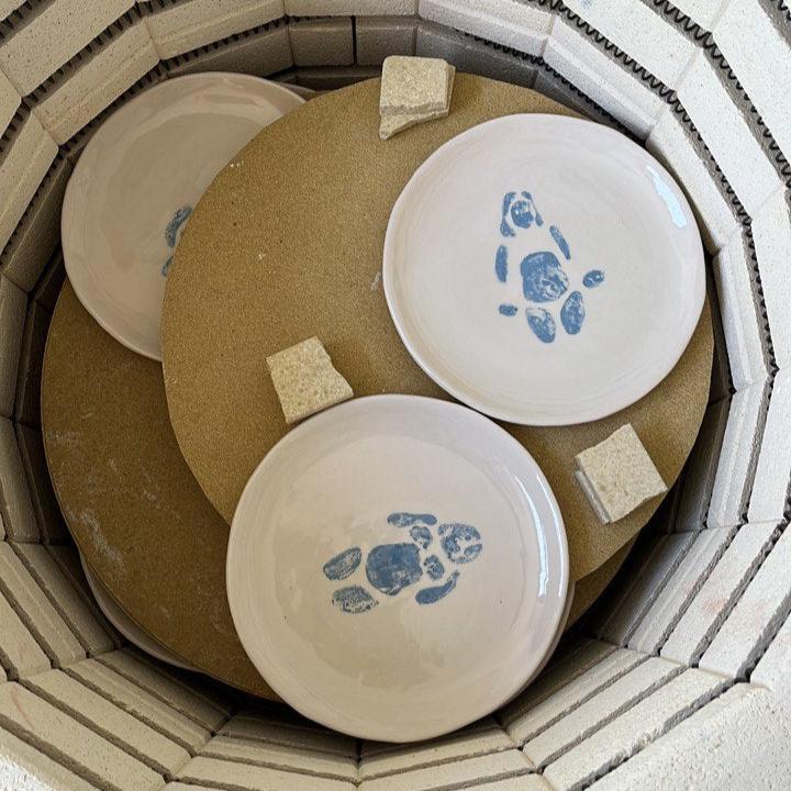 Zeichnen & Wein: Keramikmalerei einer Tasse + eines großen Tellers/Set mit 2 Tassen