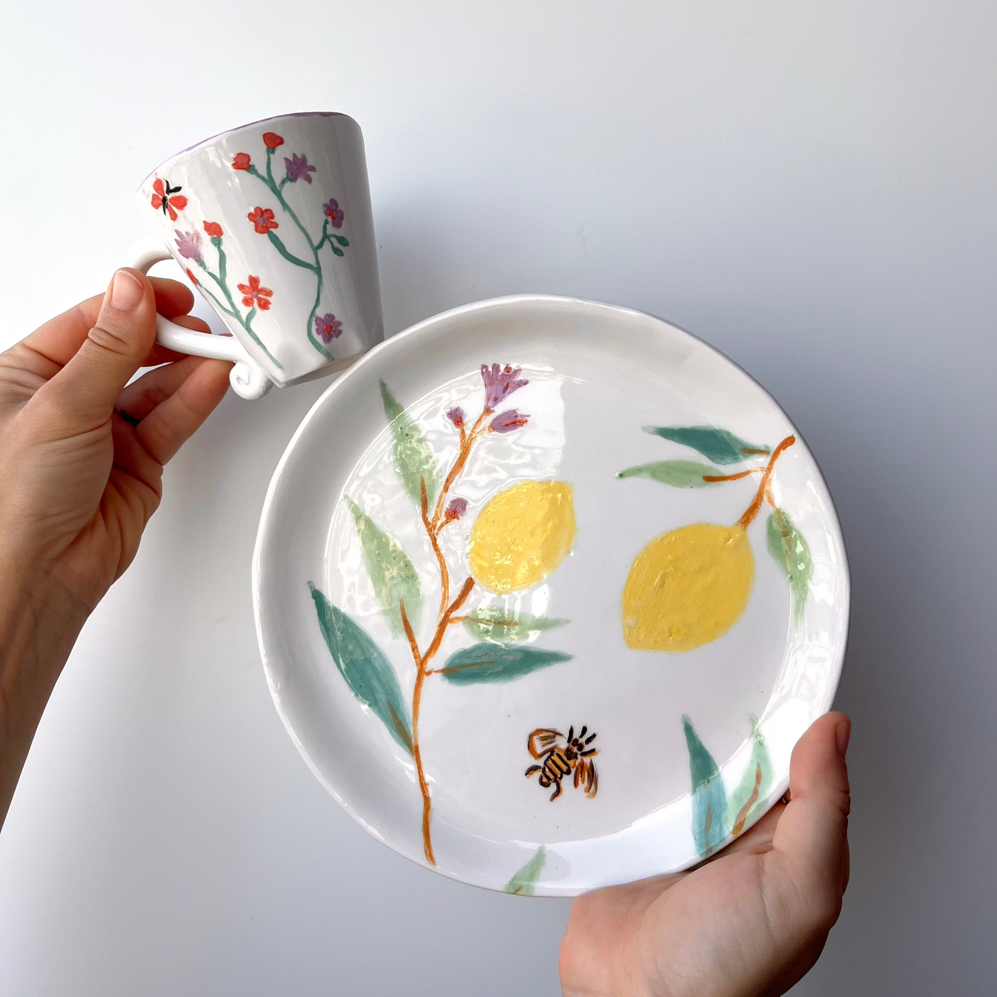 Zeichnen & Wein: Keramikmalerei einer Tasse + eines großen Tellers/Set mit 2 Tassen
