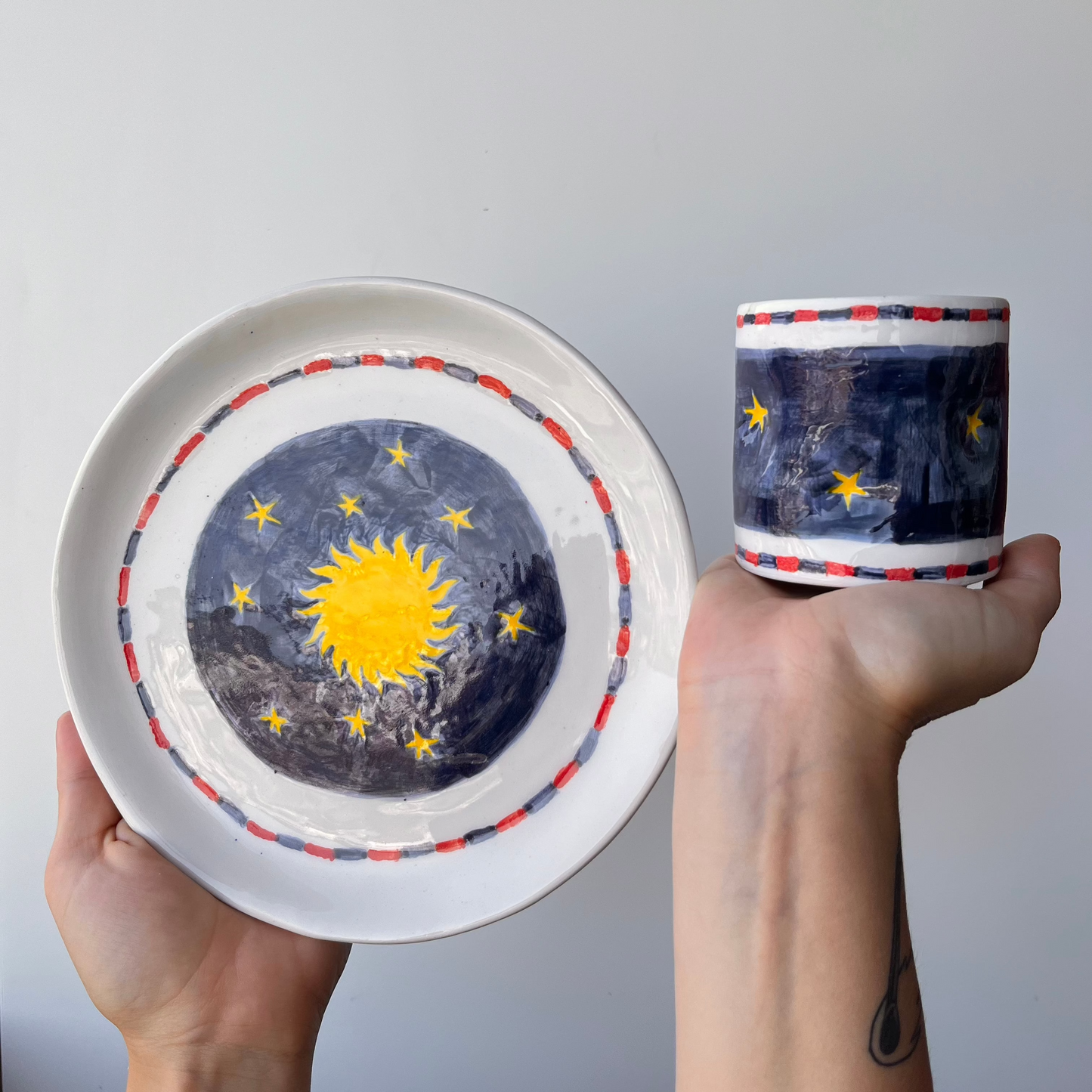 Zeichnen & Wein: Keramikmalerei einer Tasse + eines großen Tellers/Set mit 2 Tassen