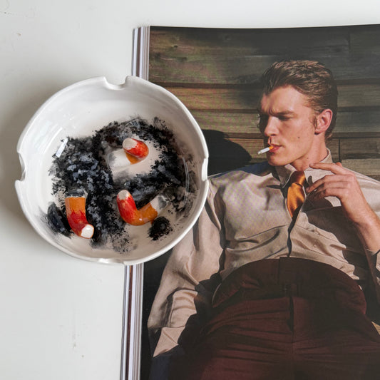 Aschenbecher/Zubehörhalter voller Zigaretten #5