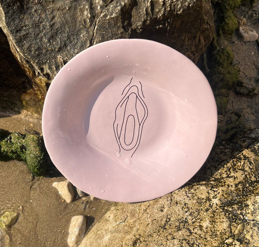 Ceramic plate "Vulva" classic